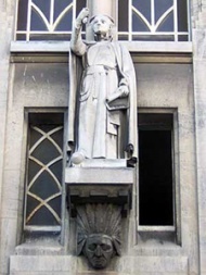 Statue du père Marquette sur la façade du GEC de Nancy. E. Thierry.