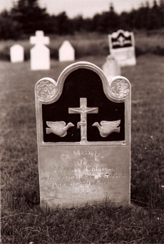 Pierre tombale en grès érigée à la mémoire de Thomas Chiasson, mort en 1893, au cimetière de Saint-Joseph-du-Moine. Photo D. Trask © S. Ross
