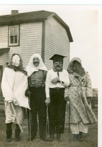 Mi-carêmes à Chéticamp vers 1945 © Collection de la Société Saint-Pierre (Les Trois Pignons), Chéticamp, Nouvelle-Écosse