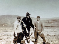 Le chasseur anglophone P. Chubb, accompagné de ses deux guides. © SEPAQ/Archives du parc national de la Gaspésie.