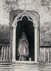 The first shrine dedicated to the Holy Virgin built by Brother Piquet (1887-1907), photo:  Provincial Archives of Alberta