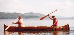 Canot d'écorce sur le lac Témiscamingue. © Parcs Canada.