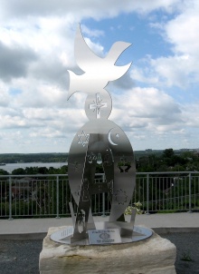 Monument de l'Alpha et Omega, don des jésuites de Sudbury en 2006.