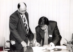 Denis Tardif signant le transfert de la gestion des écoles francophones en juin 1994