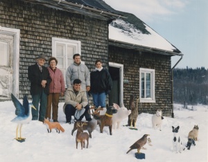 Wilfrid Richard et les siens, une longue filiation d'animaliers. Vers 1990. Photo Louise Leblanc.  Wilfrid Richard and his Family, a Long Line of Animal Wood Carvers. Around 1990. Photo by Louise Leblanc.