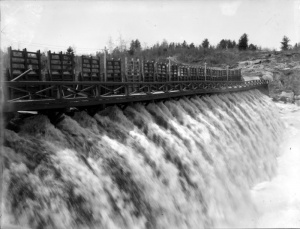 Barrage du lac Dubuc sur la rivière Chicoutimi au moulin no 2 (usine Sainte-Marie) vers 1908