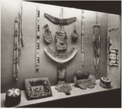 Vitrine présentant quelques objets amérindiens de la collection Coverdale. © BAnQ
