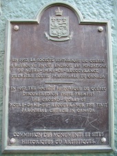 Plaque commémorative apposée rue Buade, à Québec, par la Commission des monuments et sites