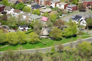 Vue aérienne du parc Stinson et du moulin Fleming dans le quartier Highlands de l'arrondissement de LaSalle de la Ville de Montréal le 12 mai 2003.
