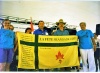 Le drapeau fransaskois avec le nom de toutes les communautés où se sont déroulées les Fêtes fransaskoises entre 1980 et 1994