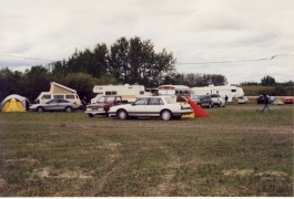 Le camping est une tradition de la Fête fransaskoise.  Les campeurs de la 23e Fête fransaskoise à la Ferme Champêtre près de Saint-Denis en 2002.