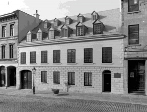 La façade de la maison Papineau. Photo prise après les travaux de restauration, vers 1978