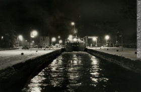 Le navire de charge «Northcliffe Hall» dans l'écluse no 5, canal de Lachine, Lachine, QC, 1968