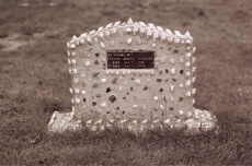 Stèle en béton ornée de coquillages, érigée à la mémoire de David Joseph Marchand (1956) au vieux cimetière Saint-Louis à Louisdale, Cap-Breton. Photo D. Trask © S. Ross