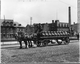 Molson's Brewery beer cart, Montréal, QC, about 1908