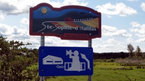 Un panneau d'introduction aux charmes de la municipalité de Sainte-Sophie