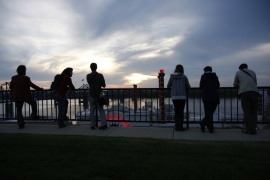 Des membres de Vidéo Eldorado admirant leur premier coucher de soleil sur le Mississipi