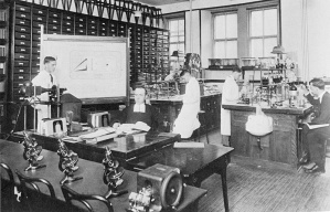 Marie-Victorin travaillant dans son laboratoire à la faculté des sciences de l'université Laval à Montréal, vers 1925