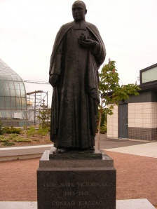Statue du Frère Marie-Victorin à l'entrée du jardin