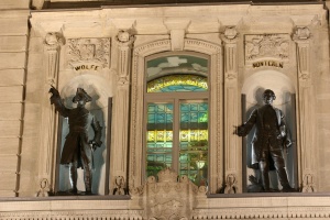 Vue des niches sur la façade du Parlement