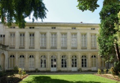 Hôtel  Fleuriau : façade néo-classique du bâtiment côté jardin que fit construire Aimé-Benjamin Fleuriau vers 1780