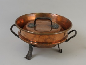 A copper tourtière [meat pie dish] of French origin (18th century). For a long time in Canada (and to this day in France) the word tourtière referred to a cooking dish rather the pasty itself. © Musée Stewart au fort de l'île Sainte-Hélène.