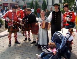  Breton and Scottish societies in front of the Morrin Centre during the Quebec Celtic Festival, 2007