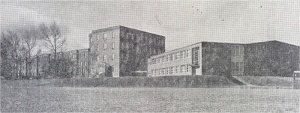 À gauche, la première aile, bâtie en 1913; au centre, l'aile de quatre étages, bâtie en 1927; et à droite, le gymnase, bâti en 1951