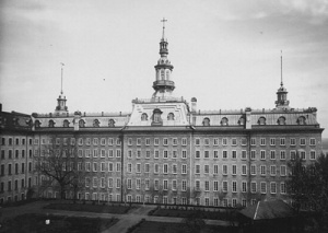 Université Laval, Vue éloignée prise dans la cour intérieure. [vers 1900] 