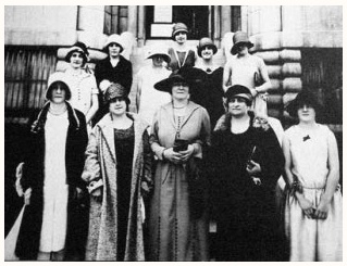 Idola St-Jean (au centre) avec des suffragettes du Québec, 1922