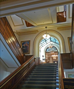 L'escalier central menant aux salles de l'assemblée législaive et du conseil législatif