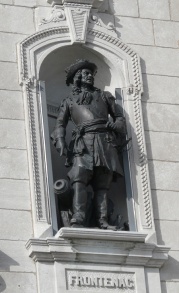 Statue de Frontenac sur la façade