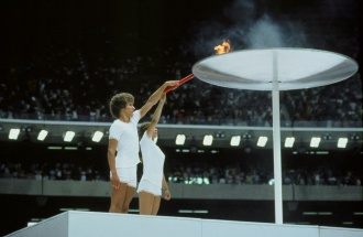 Sandra Henderson et Stéphane Préfontaine allument la vasque olympique, Montréal, 17 juillet 1976