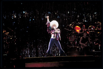 Madonna (tournée Girlie Show) sur la scène du Stade olympique, 23 octobre 1993