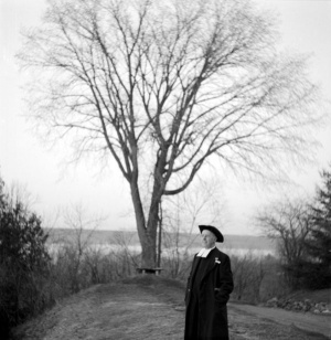 En 1950, le frère Stephen pose à proximité d'un orme planté lors de la première fête des arbres en 1877, sur la propriété de Henri Joly de Lotbinière