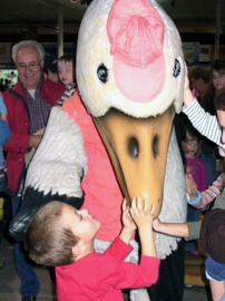 Enfant en compagnie de la mascotte Pampan au Festival de l'oie blanche de Montmagny, 2007