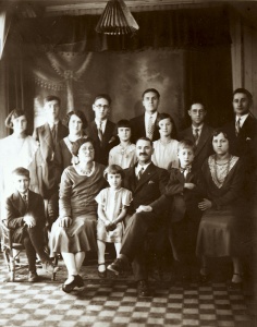 La famille d'Achille Fournier et d'Aglaé Dufour, grands-parents de Marcel Fournier, à Notre-Dame-du-Lac en 1928