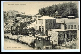 Manufacture de pulpe, Chicoutimi. Le bâtiment qui figure en haut à gauche est la pulperie qui, devenue musée, accueillera plus tard la maison Arthur-Villeneuve. © BAnQ