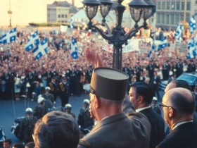 Le général de Gaulle salue la foule, 24 juillet 1967. Archives de la Ville de Montréal.‎