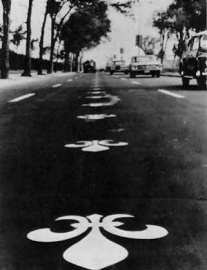 On the occasion of General de Gaulle’s visit in 1967, Fleur-De-Lys were painted directly on the pavement of several sections of the Chemin du Roy 