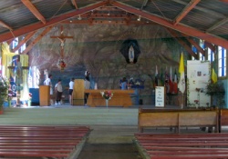 Intérieur du lieu du pèlerinage. Photo : Laurier Gareau.