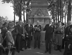 Saint-Jean-Baptiste Day in Quebec City:  Group photo at the top of the Jacques Cartier Monument, 1943, BAnQ