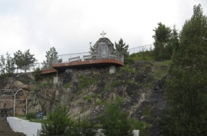 Vue du sanctuaire sur le surplomb rocheux, depuis le bas de la côte