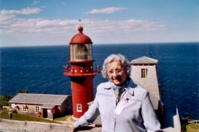 Régina Lisik-Nelson a véçu à Pointe-à-la-Renommée dans les années 1950. Elle y revient lors du centenaire de la station Marconi en juin 2004.