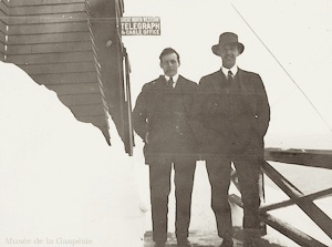 À Pointe-à-la-Renommée, deux opérateurs devant la station de télégraphie avec fil de la Great North Western Telegrah & Cable