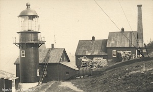 Le phare de Pointe-à-la-Renommée et ses dépendances vers 1910. À l’arrière du phare de 1907, on reconnaît la maison-phare datant de 1880.