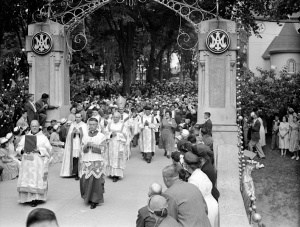 Processions sur le pont des chapelets à Notre-Dame-du-Cap, août 1951