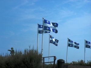 Drapeaux du Québec flottant à Saint-Malo (Bretagne), France