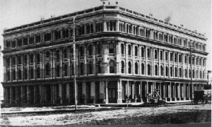 Bloc Cauchon - Hôtel Empire, qui fut démoli en 1982. On a pu conserver la façade, dont certains éléments ont été restaurés et incorporés au mur du Salon Empire du Centre du patrimoine.