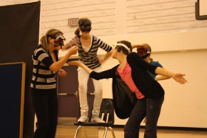Une comédienne de l'UniThéâtre offre un atelier de commedia dell'arte à des élèves de l'école du Sommet à Saint-Paul, Alberta, 2010